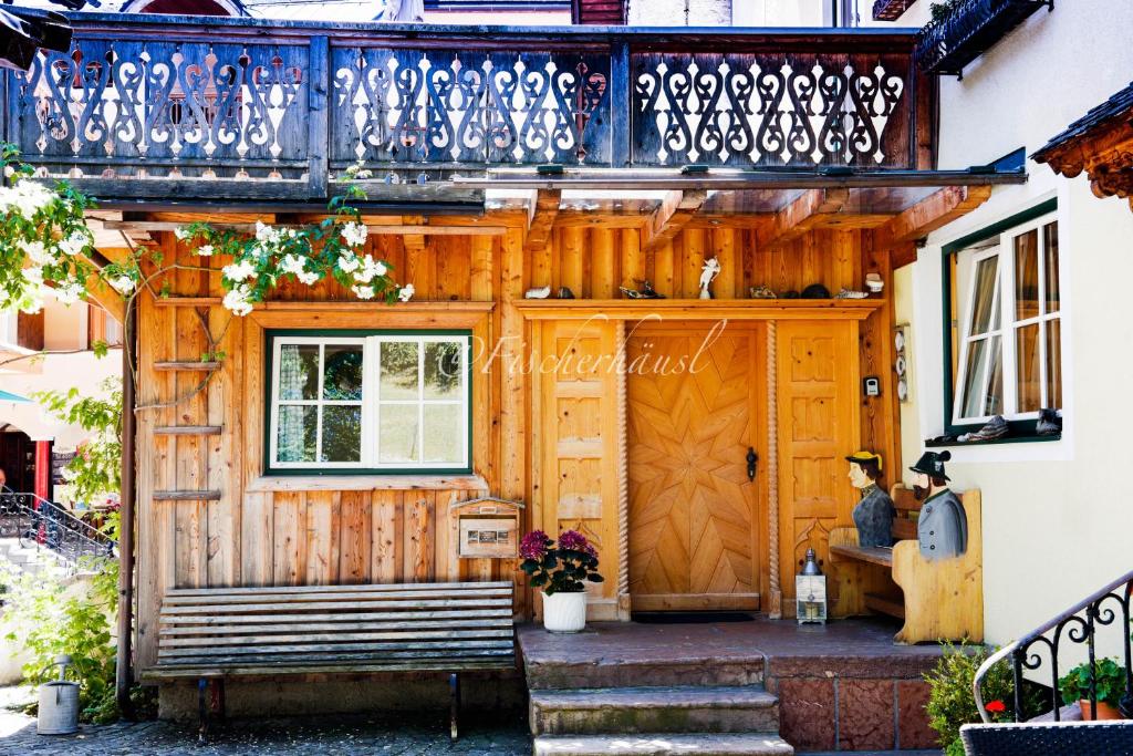 een huis met een houten deur en een balkon bij Fischerhaus Sankt Wolfgang Appartement 2 in St. Wolfgang