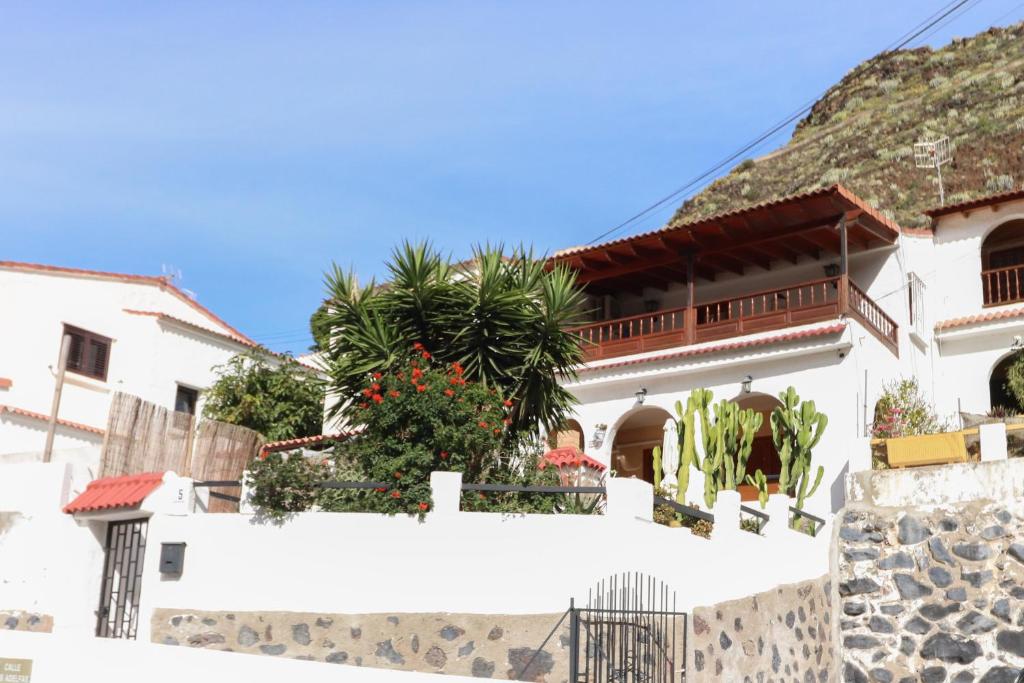 a white house with a grass roof at Casa Pepa Agaete in Agaete