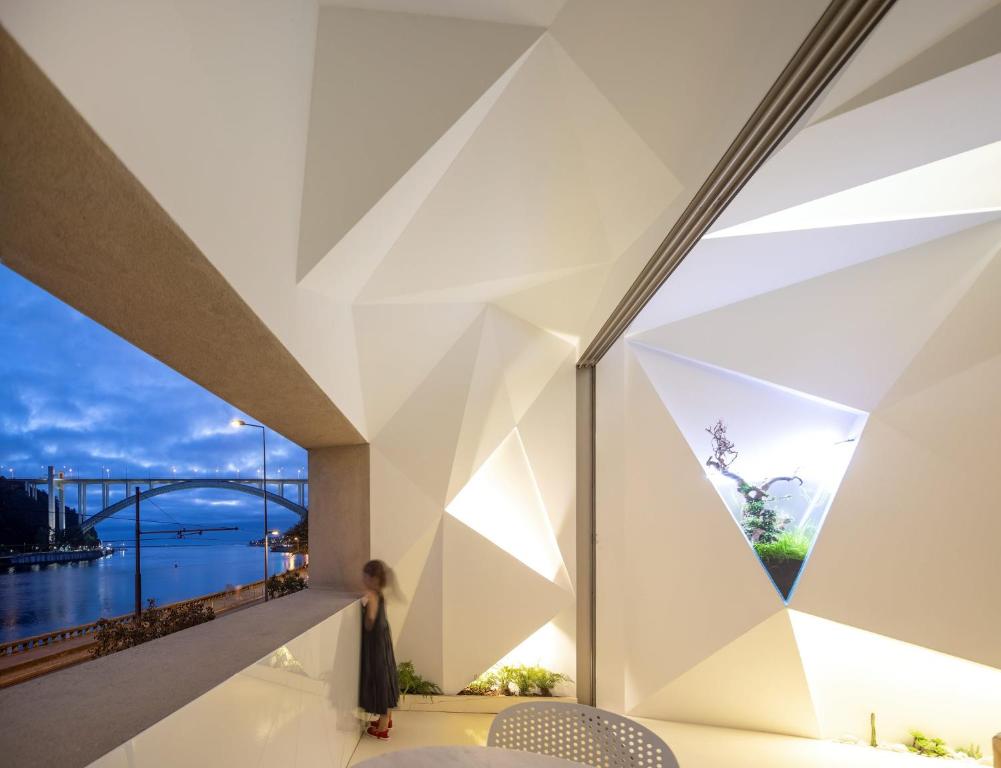 un bâtiment avec vue sur un pont dans l'établissement LeBlanche, à Porto