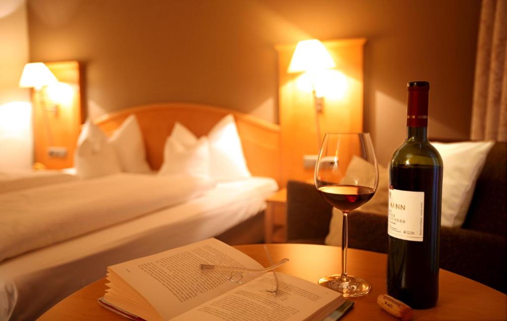 Postel nebo postele na pokoji v ubytování Wiedemann's Weinhotel