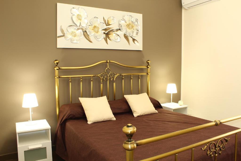 una camera con un letto con due cuscini bianchi di Gioia House a Torretta