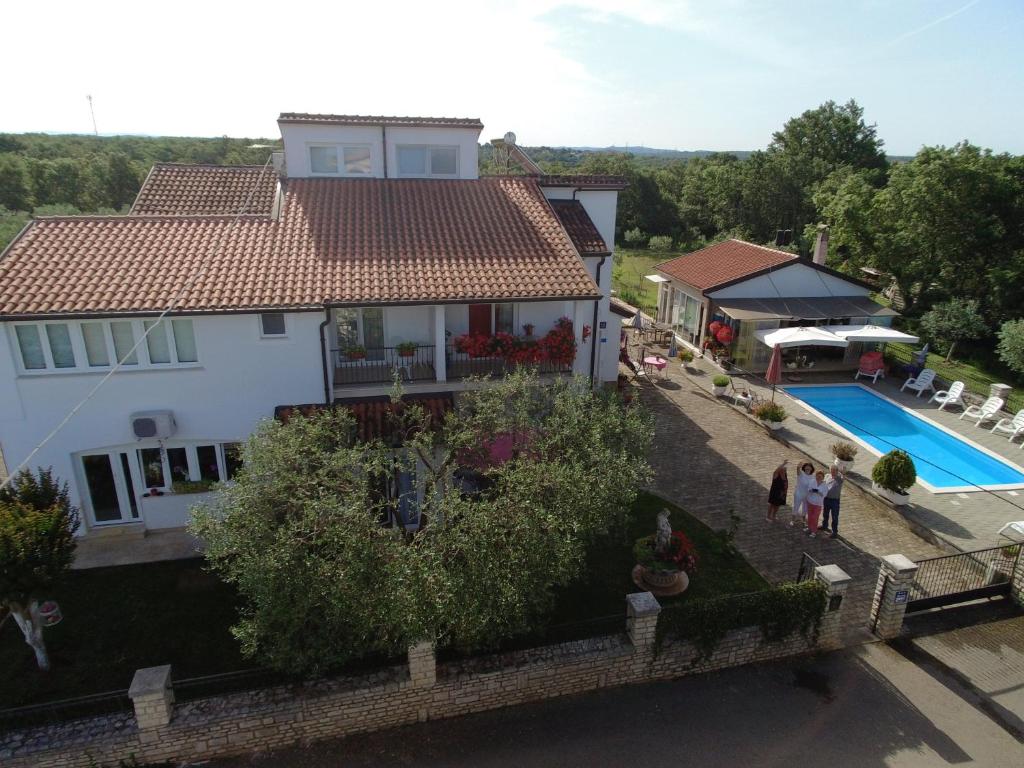 Ein Blick auf den Pool von der Unterkunft Guest House Soši oder aus der Nähe