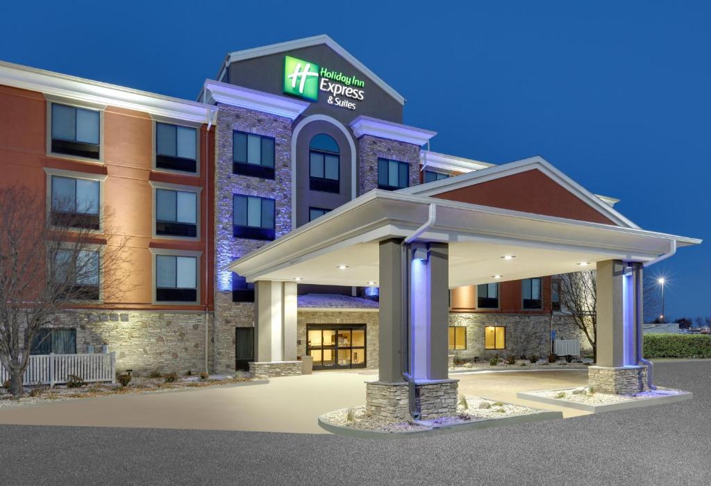 una representación de un edificio de hotel con aparcamiento en Holiday Inn Express & Suites Mitchell, an IHG Hotel, en Mitchell