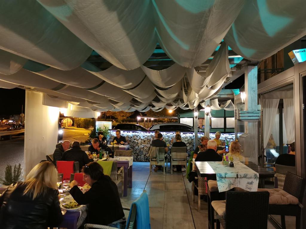 Reštaurácia alebo iné gastronomické zariadenie v ubytovaní Bugenvila