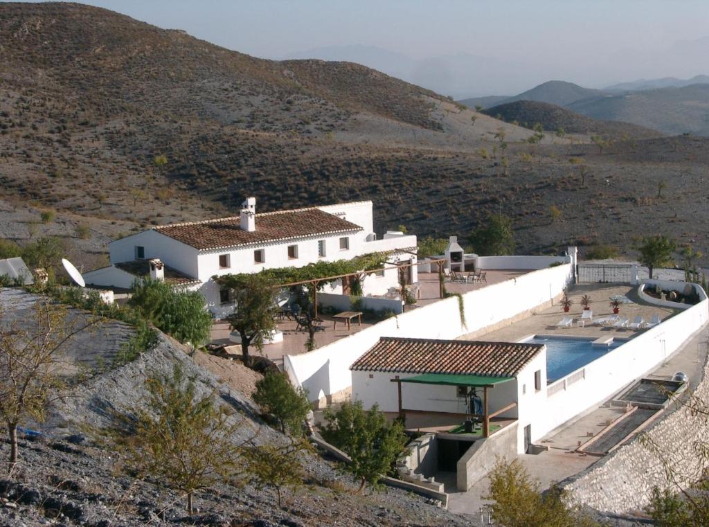 een huis op een heuvel met een zwembad bij Las Persianas Azules in Vélez Rubio