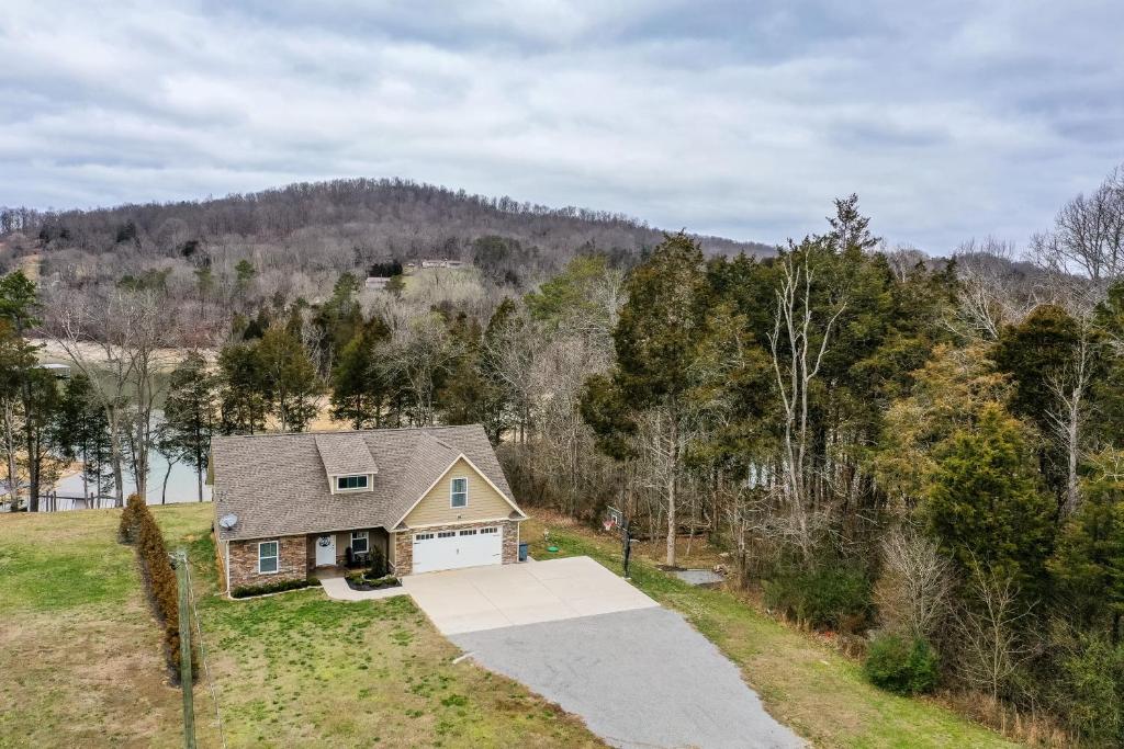 una vista aérea de una casa con entrada en Norris Lake Escape, en Maynardville