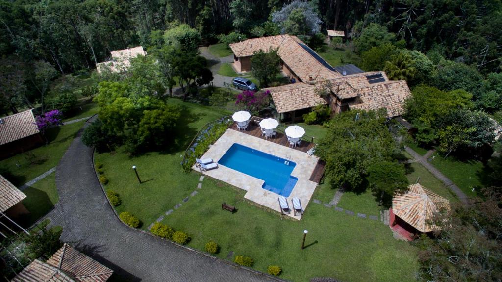 Cette chambre offre une vue sur une maison dotée d'une piscine. dans l'établissement Pousada Candeias, à Cunha