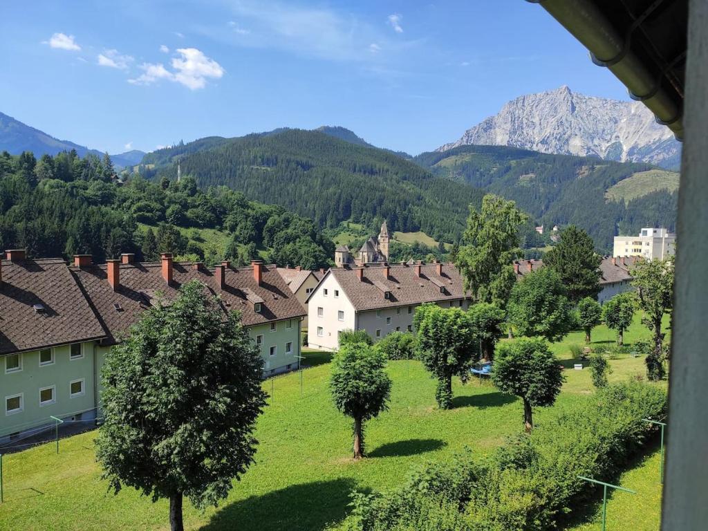 un villaggio con case e alberi e una montagna di Mia Apartman, Eisenerz a Eisenerz