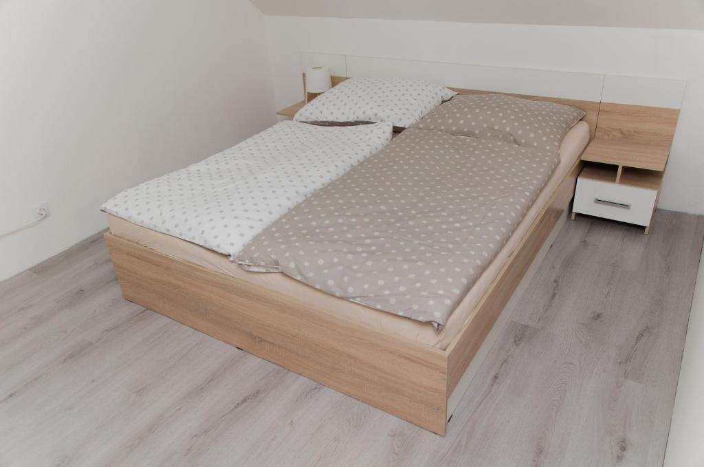 Postel nebo postele na pokoji v ubytování Vinný sklep u Malíků