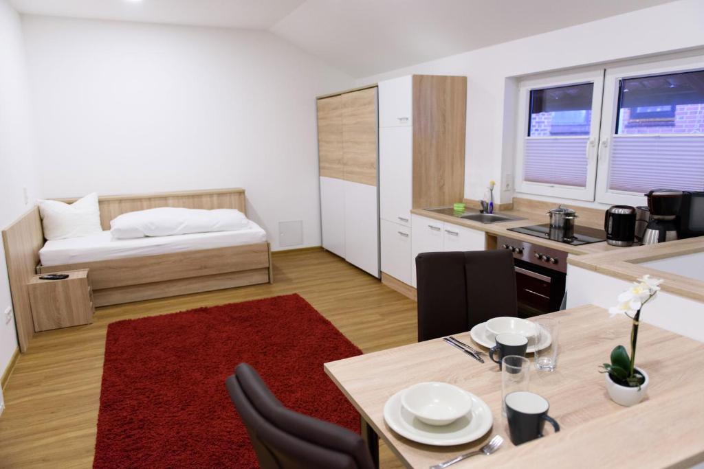 杜德斯塔特的住宿－Ferienwohnung am Westerturm，小型公寓 - 带桌子和床