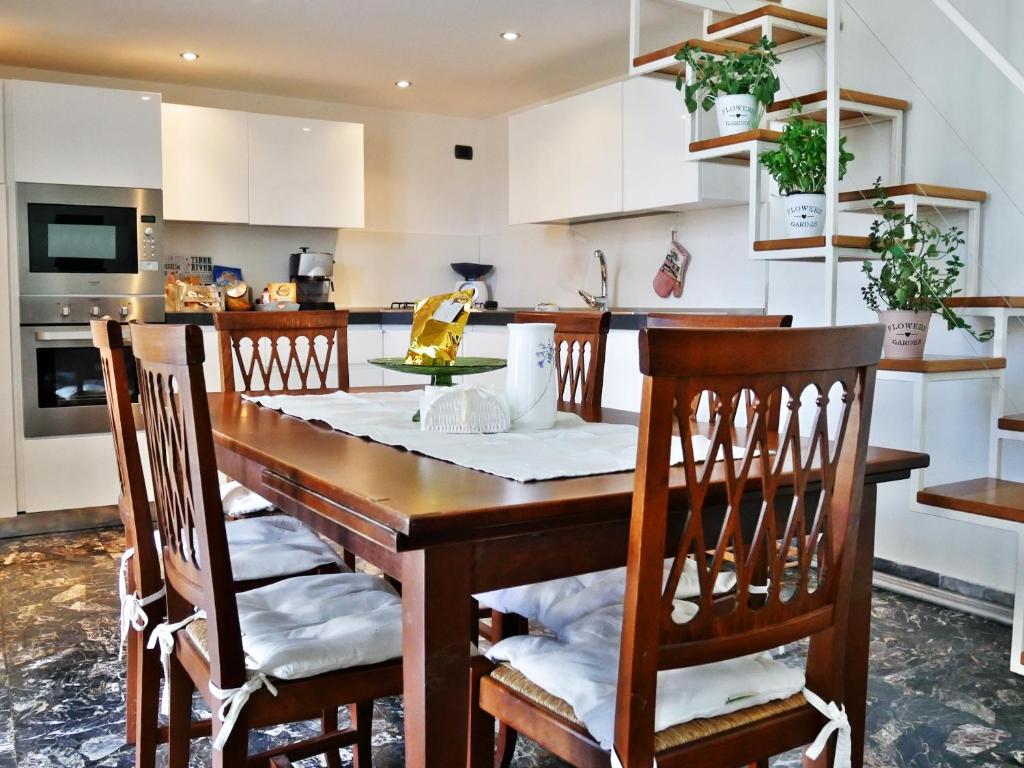 A kitchen or kitchenette at La Casetta di Nonna Pina - Appartamento con cucina in pieno centro