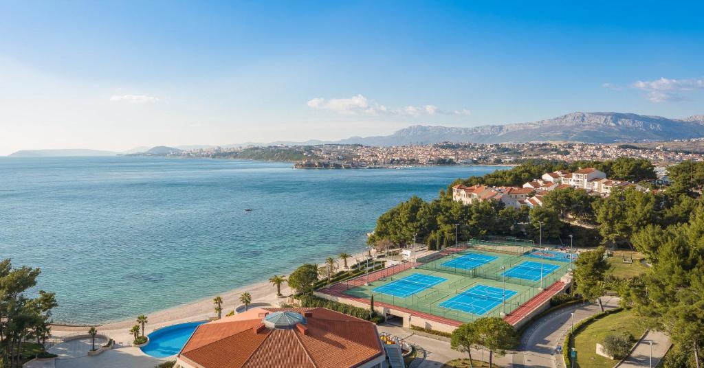 Výhľad na bazén v ubytovaní Lavica Seaside Apartments, Podstrana alebo v jeho blízkosti
