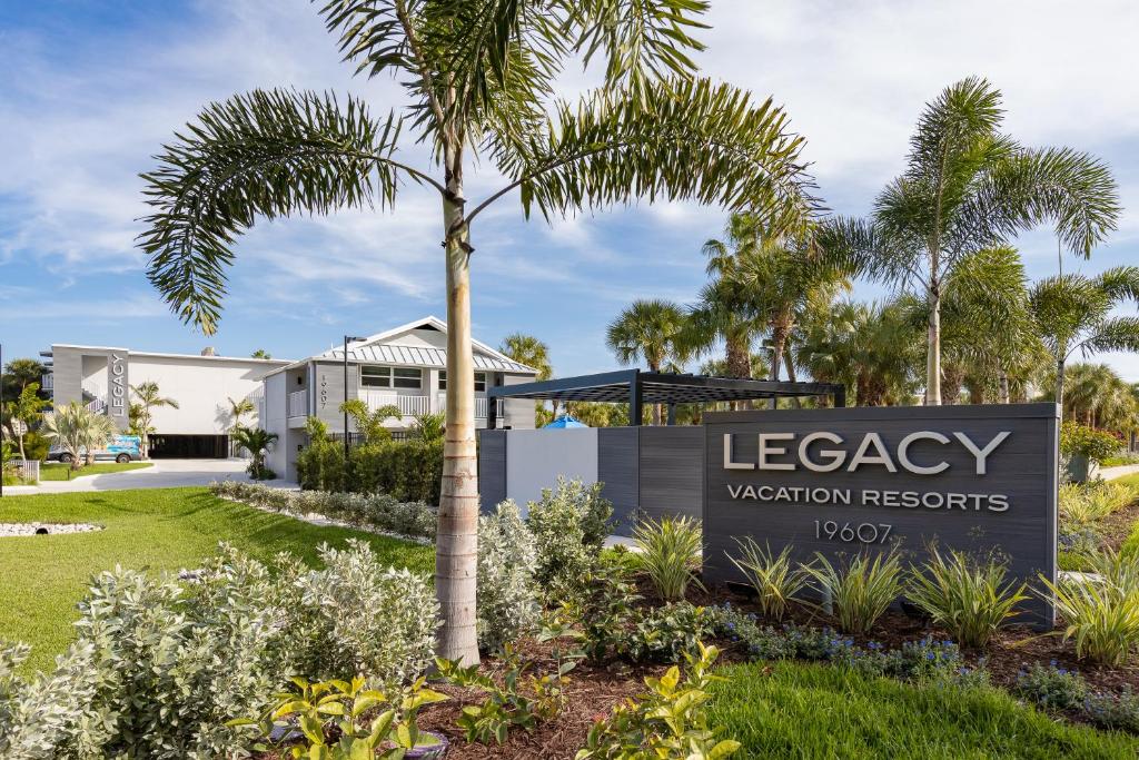 un cartel frente a una villa con una palmera en Legacy Vacation Resorts-Indian Shores, en Clearwater Beach