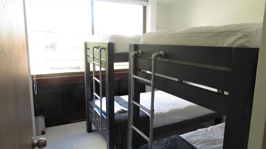 Palanda nebo palandy na pokoji v ubytování SAN JACINTO HOSTEL