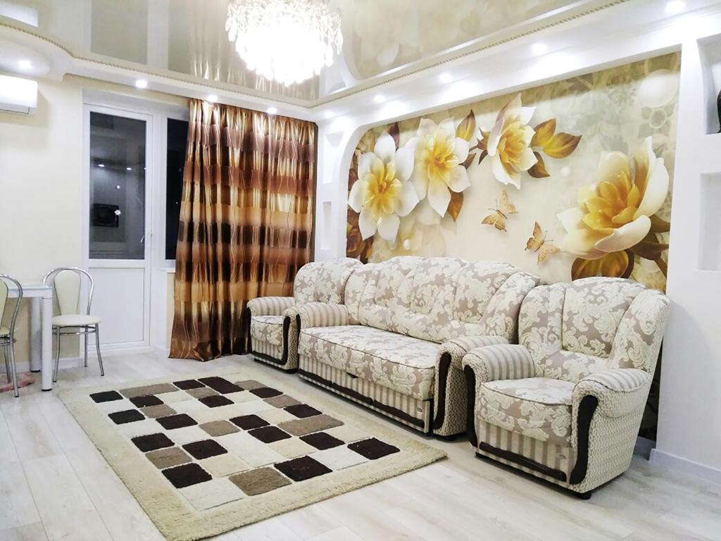 uma sala de estar com dois sofás e um mural de flores em Apartment in the center of Bender em Bender