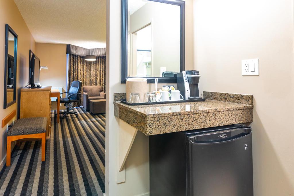 Royal Hotel West Edmonton, Trademark Collection by Wyndham - Resim 2