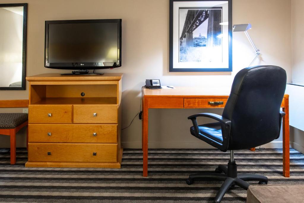 Royal Hotel West Edmonton, Trademark Collection by Wyndham - Resim 15