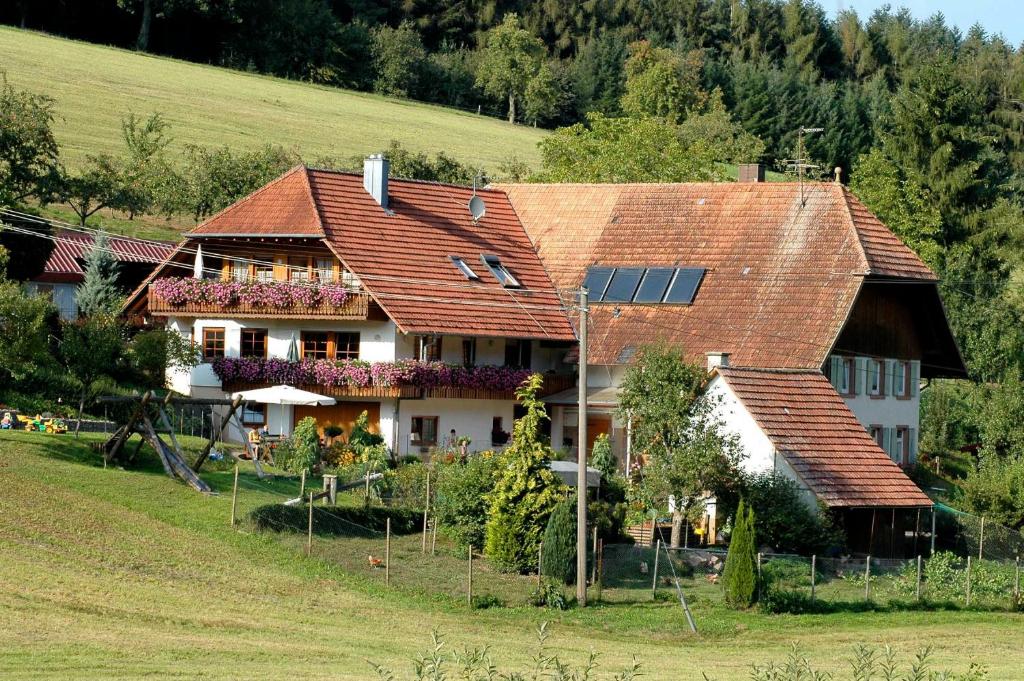 une maison dotée d'un toit avec des panneaux solaires dans l'établissement Ferienhaus Gehring, à Schuttertal