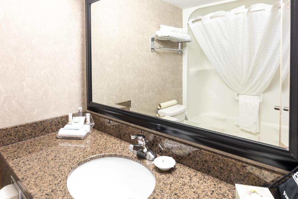 
Queen Room with Two Queen Beds - Pet Friendly/Non-Smoking
