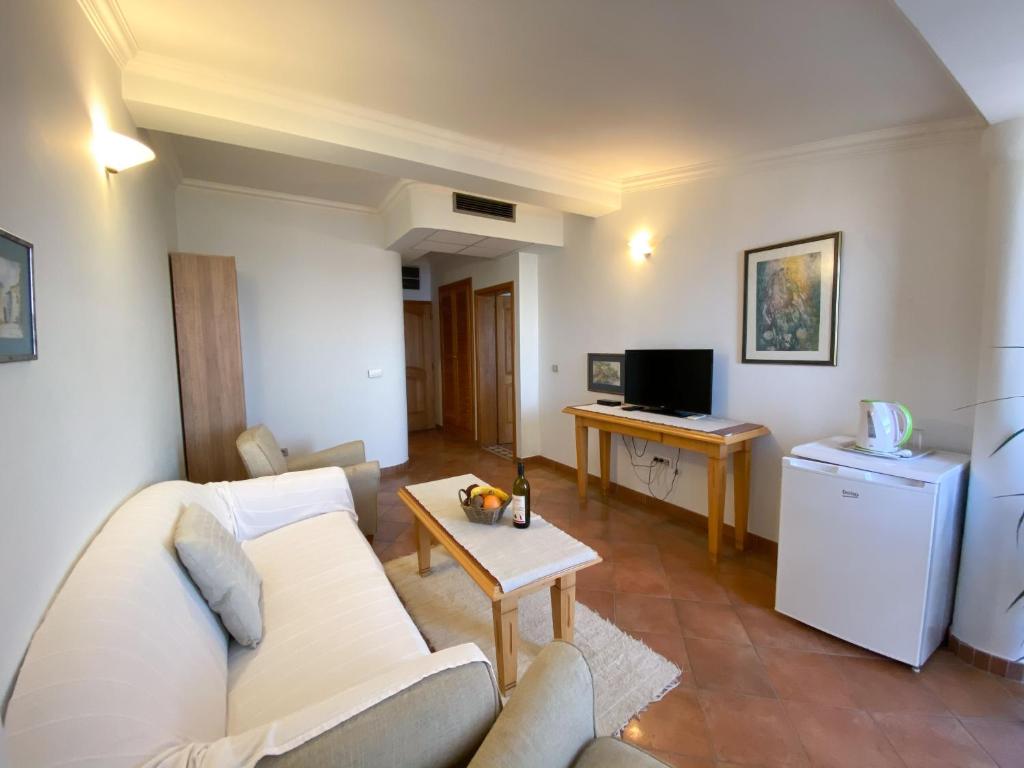 TV a/nebo společenská místnost v ubytování Apartments and Rooms Levantin Inn