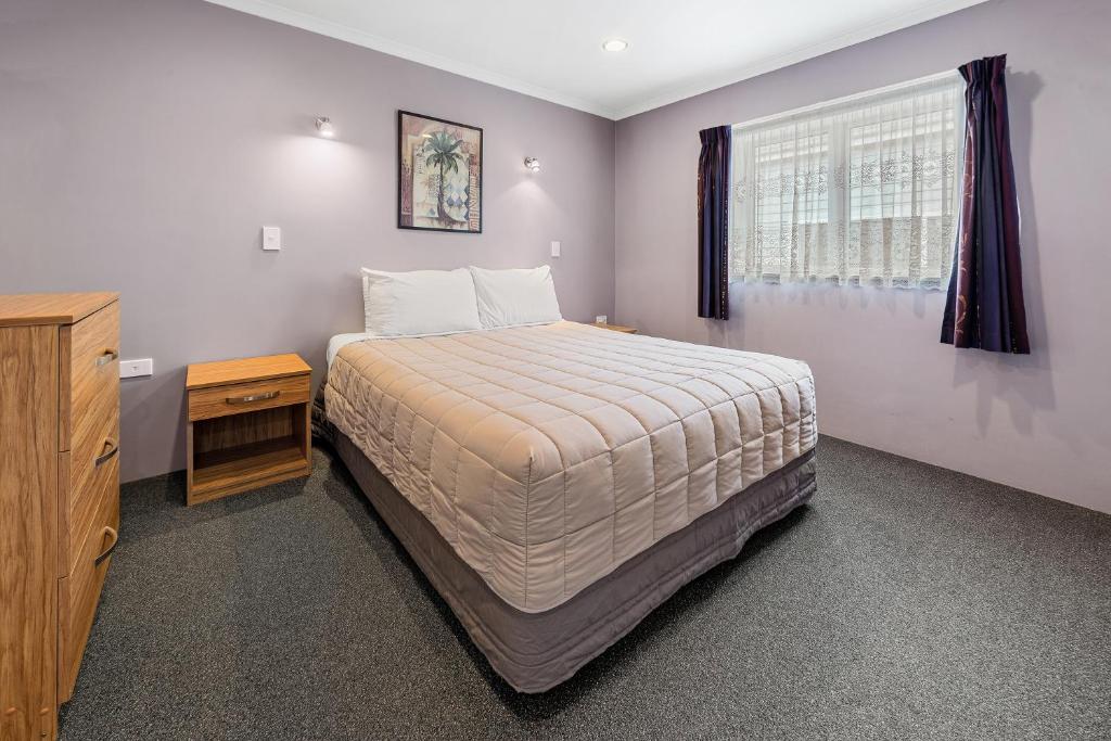 Postel nebo postele na pokoji v ubytování Tower Lodge Motel