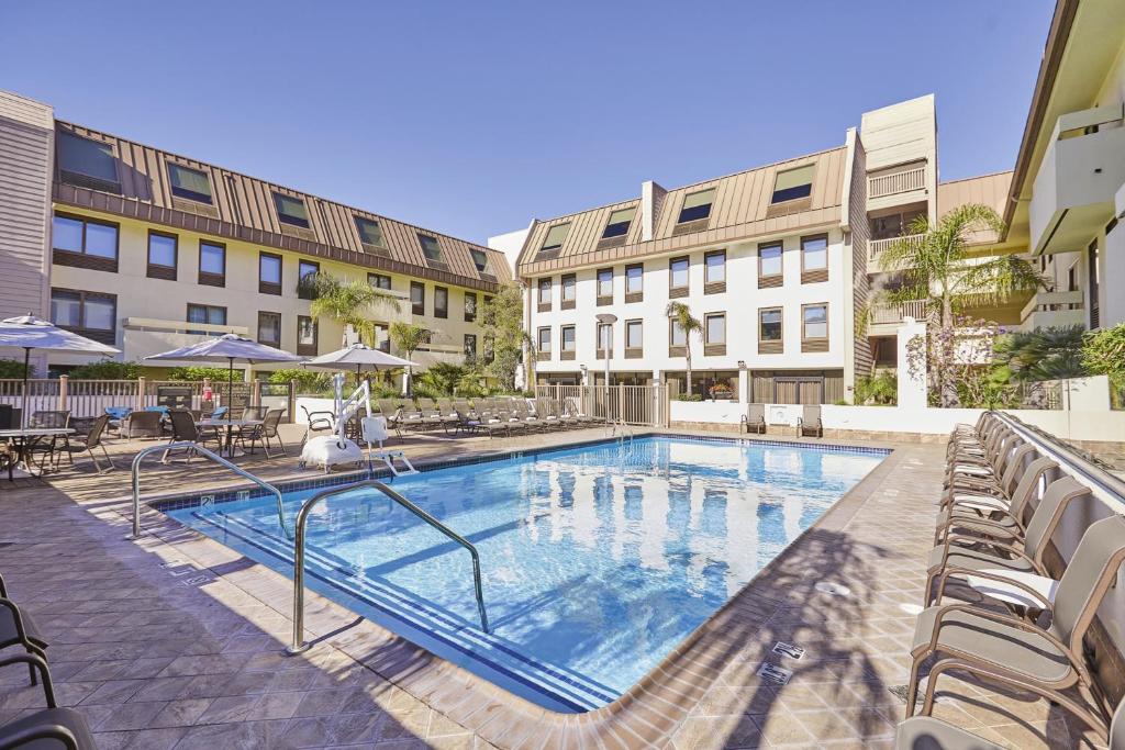 una gran piscina con sillas y edificios en Riu Plaza Fisherman&#39;s Wharf, en San Francisco