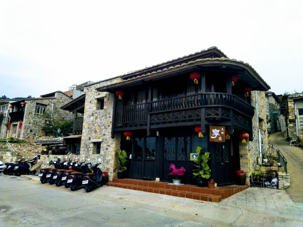 un bâtiment avec bancs devant lui dans l'établissement Matsu Seaside View Homestay, à Nangan