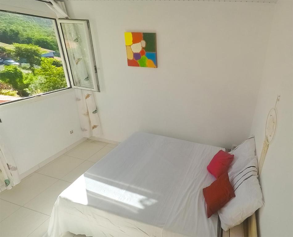 Postel nebo postele na pokoji v ubytování LA MAISON JOSÉPHINE ANSE à L'ANE - 6 PERS
