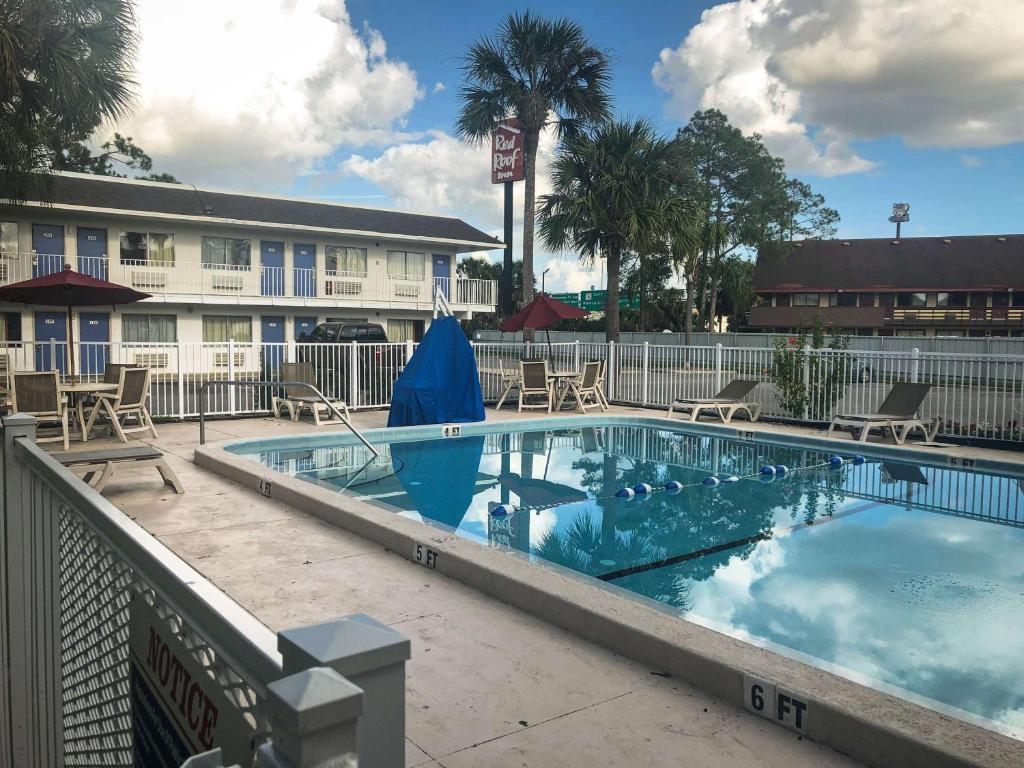 a large swimming pool in front of a hotel at Motel 6-Jacksonville, FL - Orange Park in Jacksonville