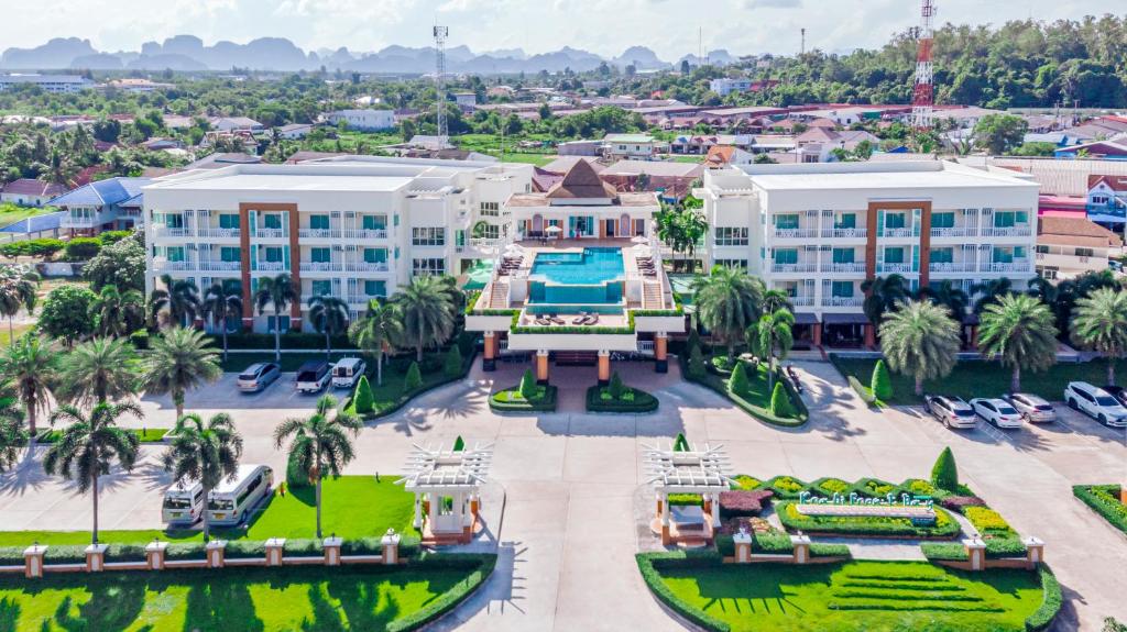 Bazén v ubytování Krabi Front Bay Resort nebo v jeho okolí