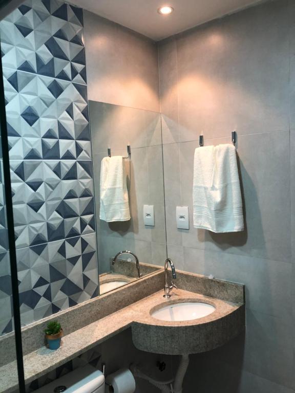 POUSADA MARITIMAR في ماراغوغي: حمام مع حوض ومرآة