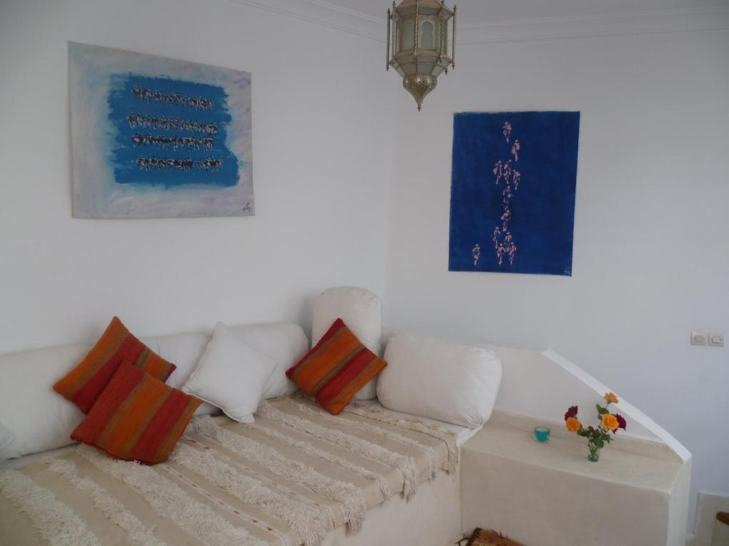 un soggiorno con divano bianco e cuscini di Dar Daoud a Marrakech