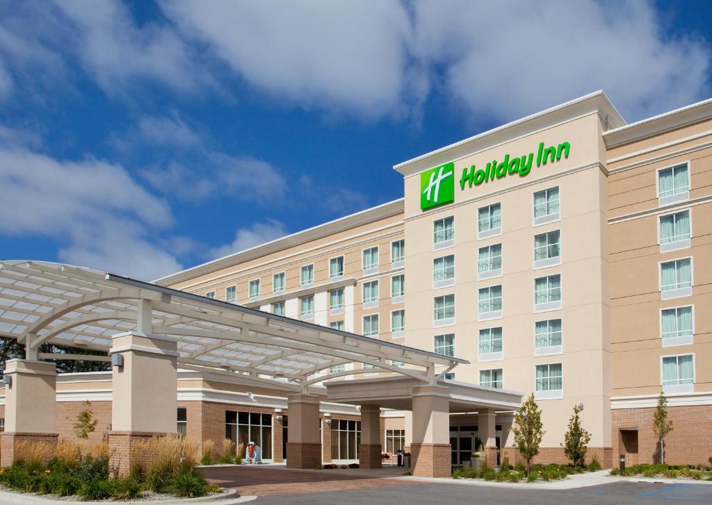un edificio de hotel con un cartel de la posada Hilton Garden en Holiday Inn Purdue - Fort Wayne, an IHG Hotel en Fort Wayne