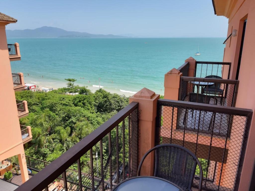 a balcony with a view of the beach at Jurerê Beach Village - Studio Lateral Luxo in Florianópolis