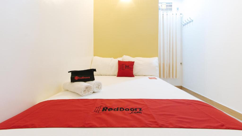Postel nebo postele na pokoji v ubytování RedDoorz Plus near Lapasan Plaza Cagayan de Oro