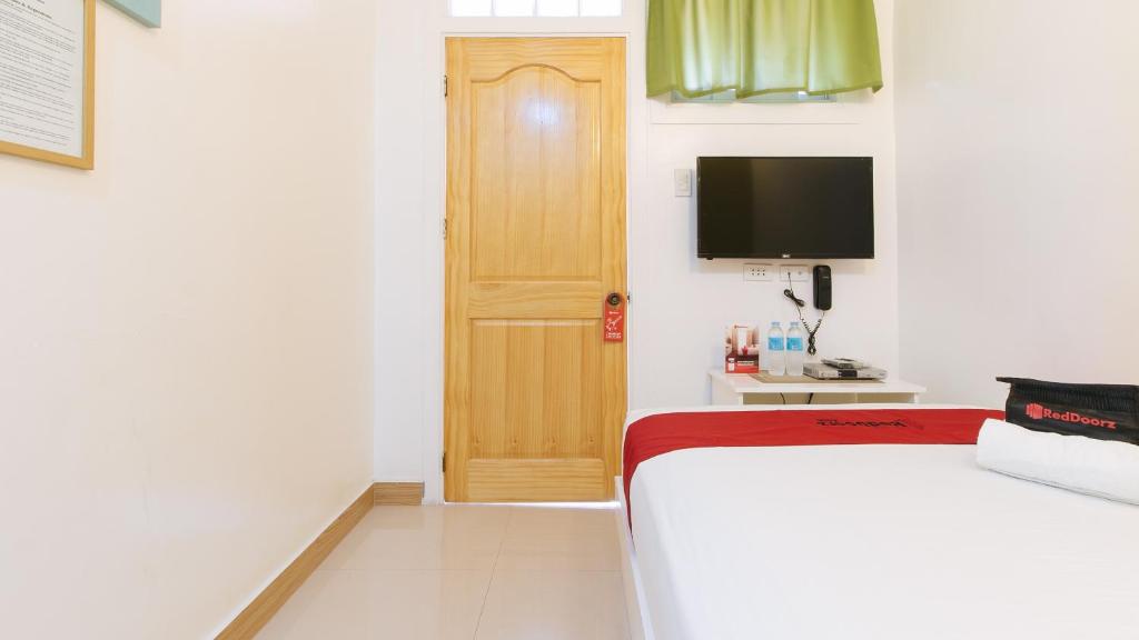 TV a/nebo společenská místnost v ubytování RedDoorz Plus near Lapasan Plaza Cagayan de Oro