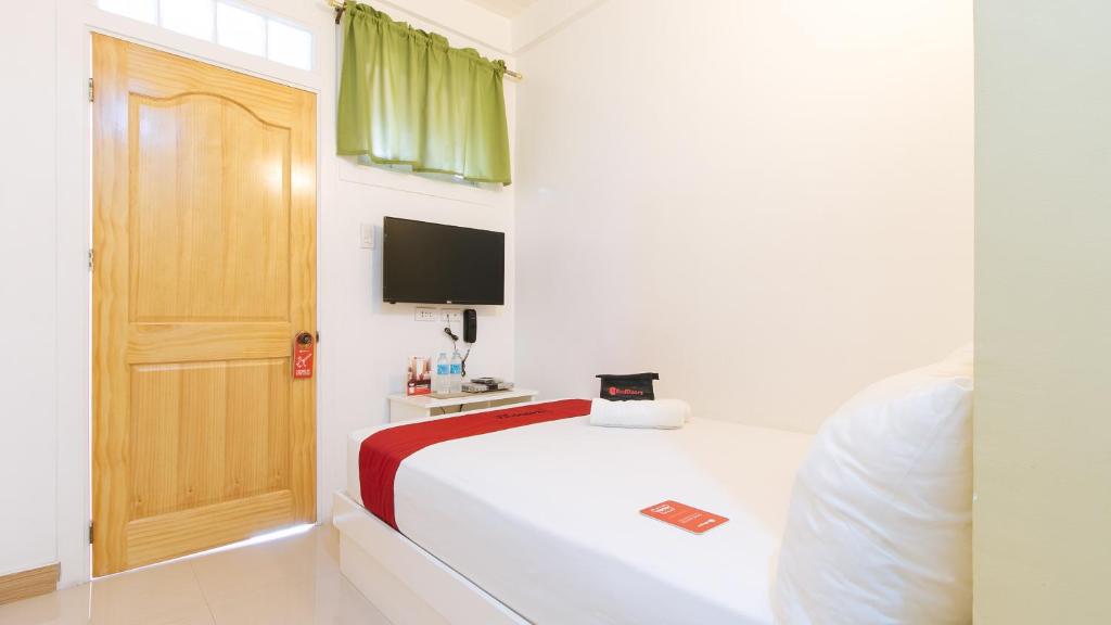 Postel nebo postele na pokoji v ubytování RedDoorz Plus near Lapasan Plaza Cagayan de Oro