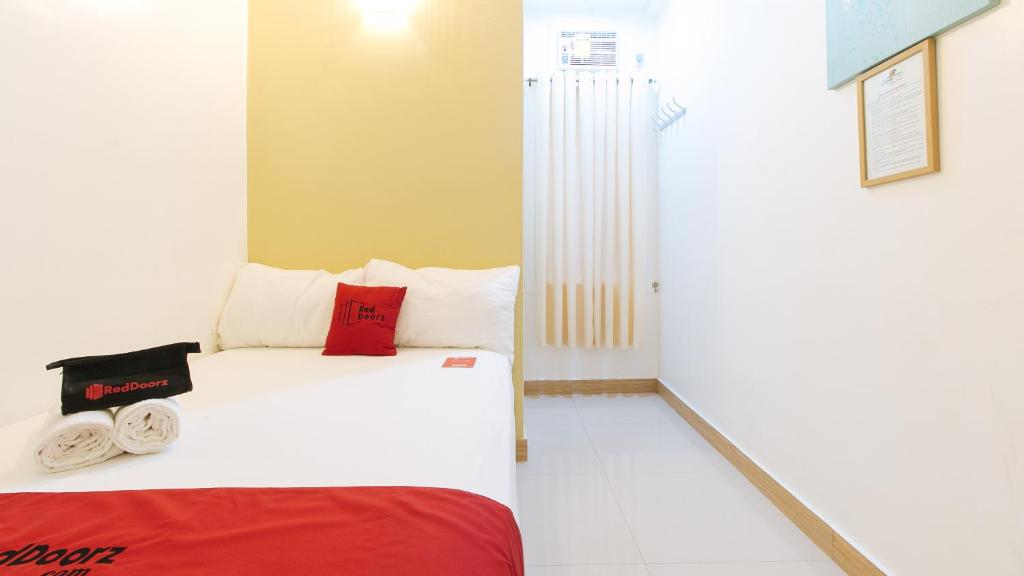 Postel nebo postele na pokoji v ubytování RedDoorz Plus near Lapasan Plaza Cagayan de Oro