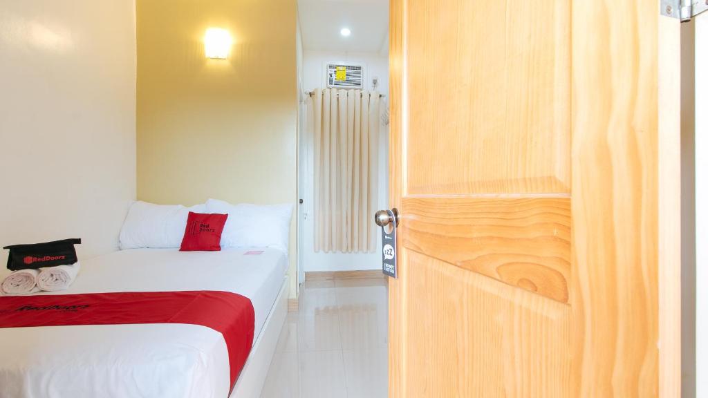 Postel nebo postele na pokoji v ubytování RedDoorz Plus near Lapasan Plaza Cagayan de Oro