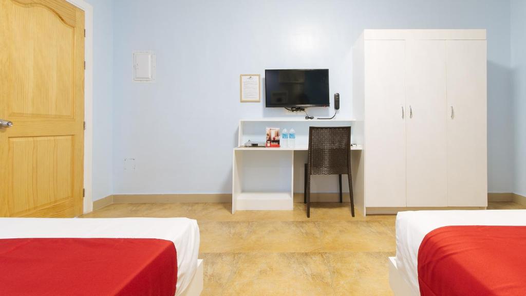 TV a/nebo společenská místnost v ubytování RedDoorz Plus near Lapasan Plaza Cagayan de Oro