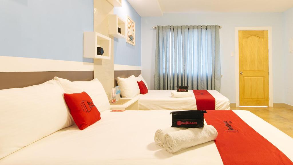 Postel nebo postele na pokoji v ubytování RedDoorz Plus near Lapasan Plaza Cagayan de Oro