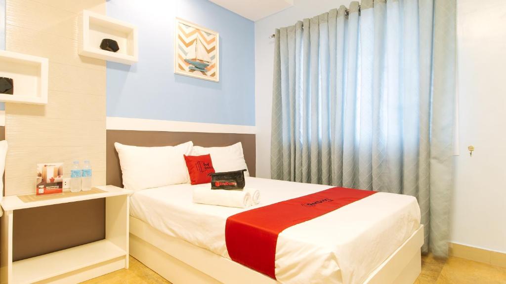 Postel nebo postele na pokoji v ubytování RedDoorz Plus near Lapasan Plaza Cagayan de Oro