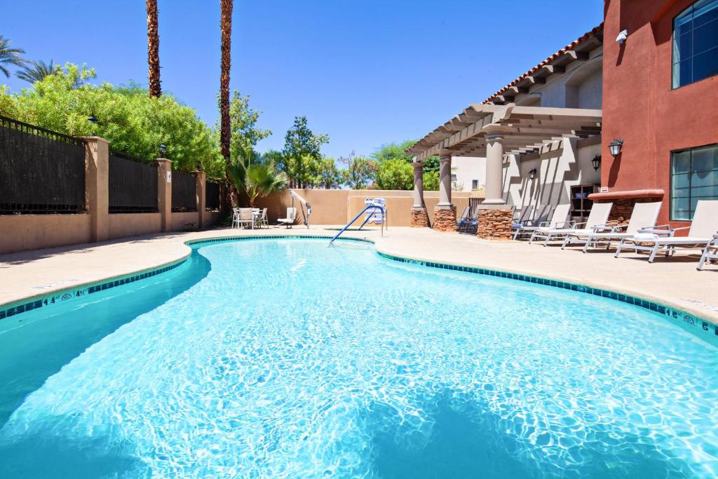 Bazén v ubytování Holiday Inn Express & Suites Rancho Mirage - Palm Spgs Area by IHG nebo v jeho okolí