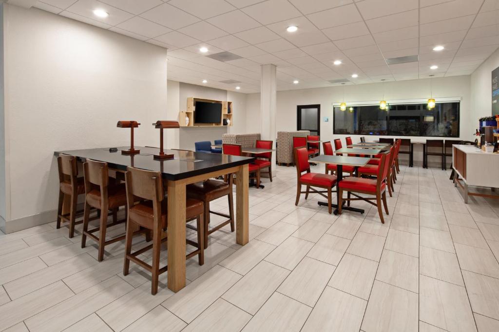 Kuchyň nebo kuchyňský kout v ubytování Holiday Inn Express & Suites Rancho Mirage - Palm Spgs Area by IHG