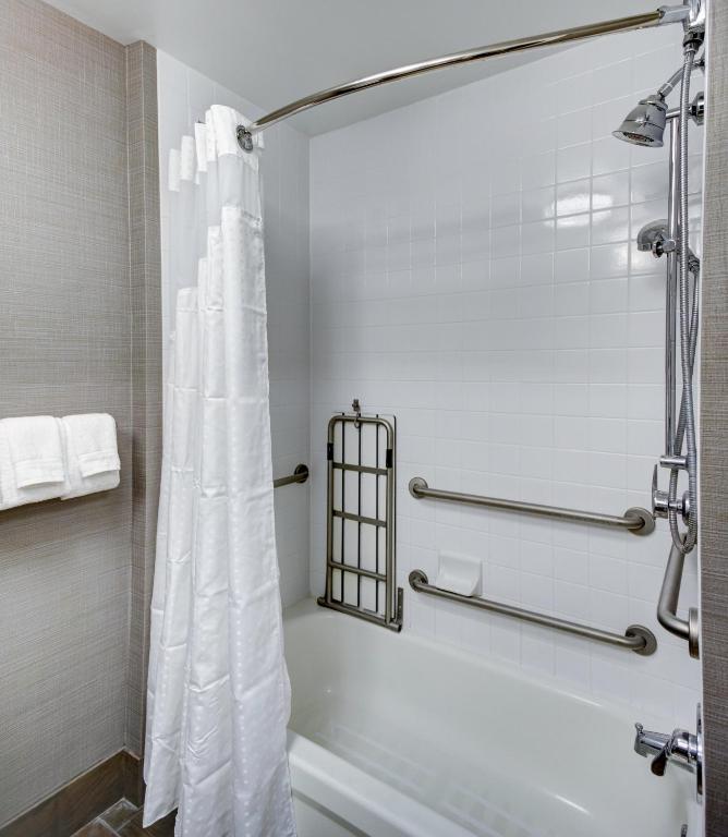 Holiday Inn Savannah Historic District, an IHG Hotel - Room King Standard - Comunicaciones Accesibles