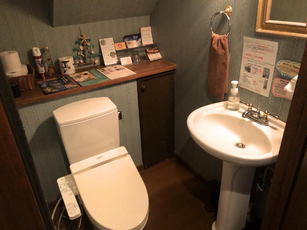 Kamar mandi di IZA Kamakura Guest House and Bar