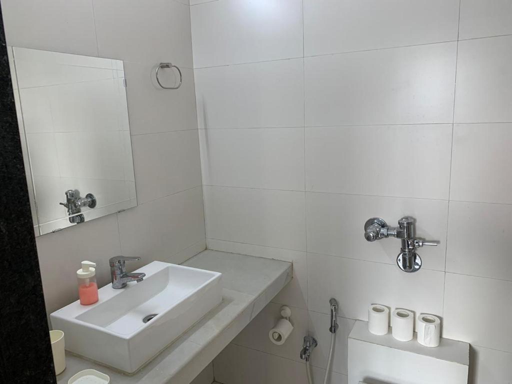 Bilik mandi di Bendre's Holiday Home & Lawns-Karla