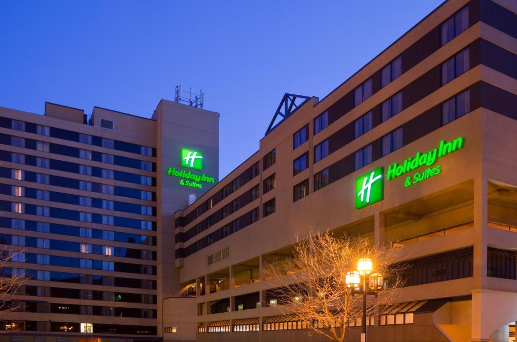 ダルースにあるHoliday Inn & Suites Duluth-Downtown by IHGの側面にネオンサインがある建物