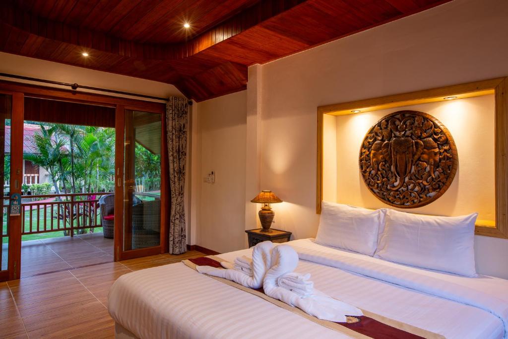 Postel nebo postele na pokoji v ubytování Nice Beach Resort Koh Pha-ngan