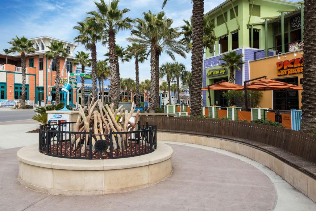 una estatua de bates de béisbol en una cesta en una calle de la ciudad en 2 1908 Calypso Resort Towers en Panama City Beach